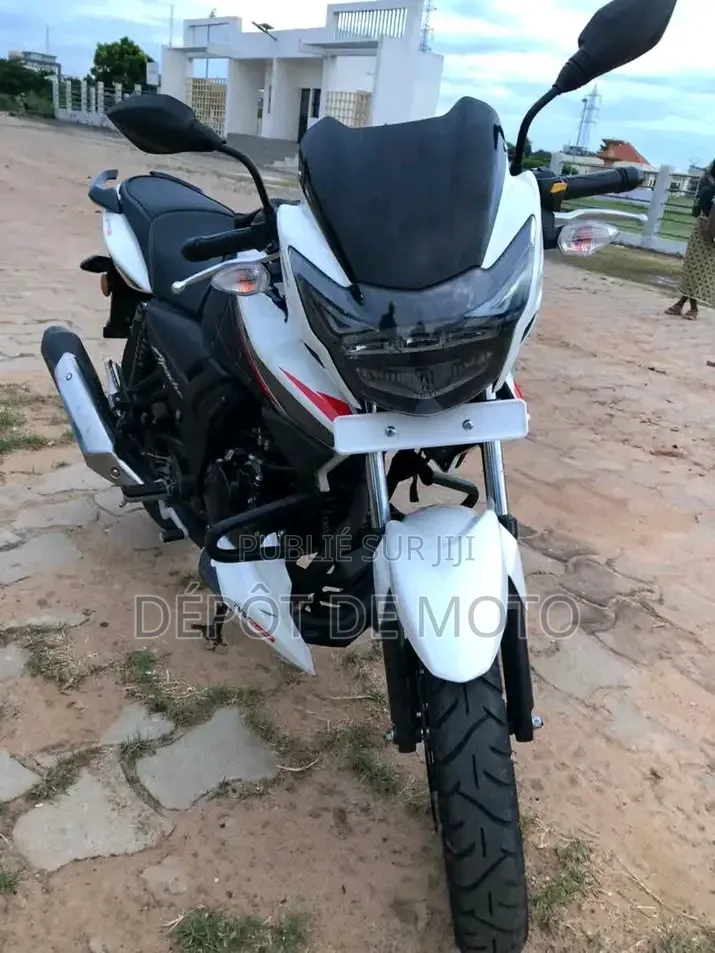 Nouveau TVS Apache 180 RTR 2025 Blanc