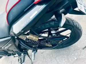 Nouveau TVS Apache 180 RTR 2025 Noir