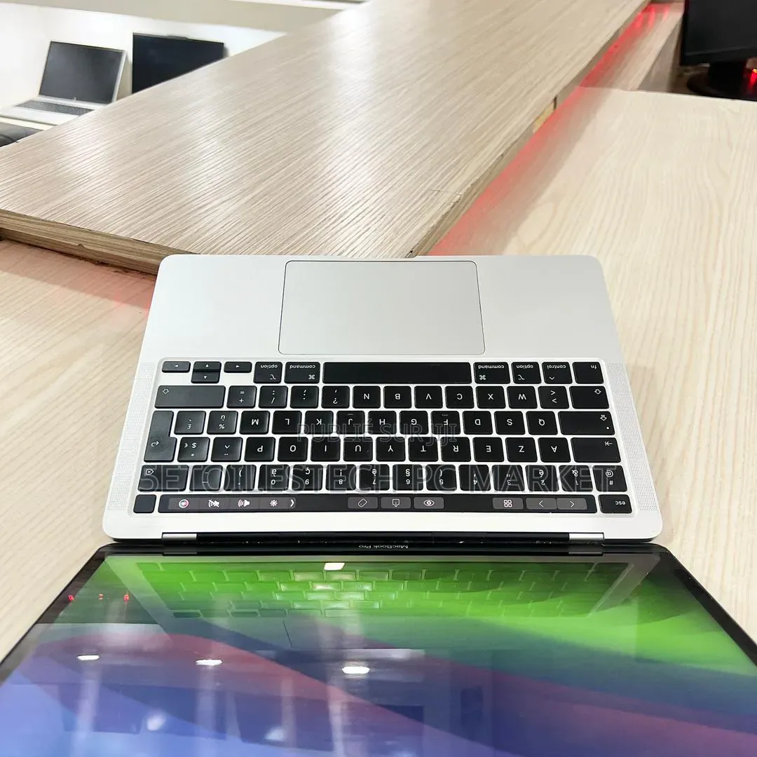 Nouveau Apple MacBook Pro 2020 8GB Intel Core i5 SSD 256GB