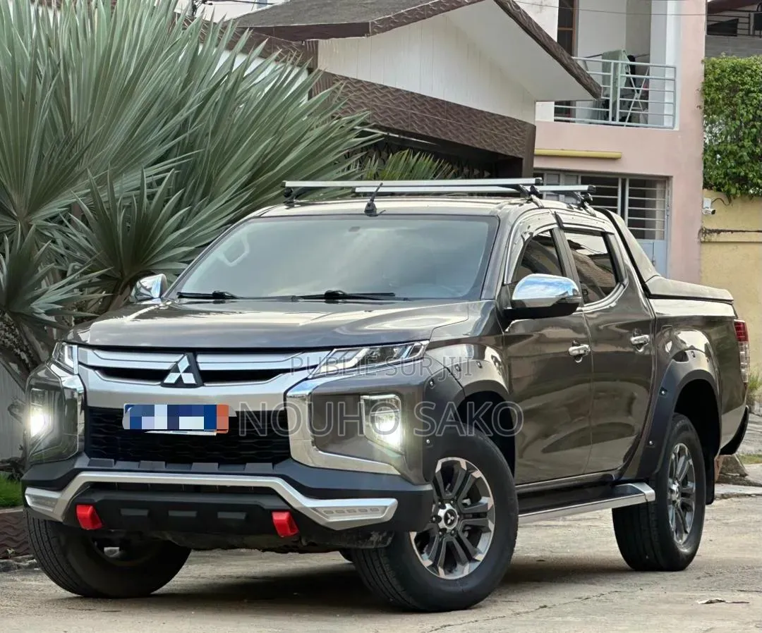 Mitsubishi L200 2022 Gris