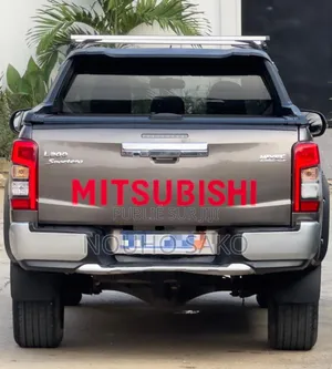 Mitsubishi L200 2022 Gris