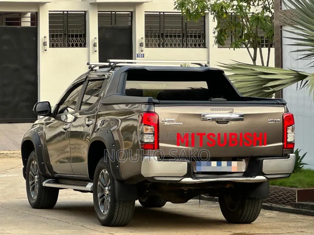 Mitsubishi L200 2022 Gris