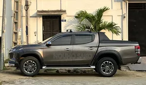 Mitsubishi L200 2022 Gris