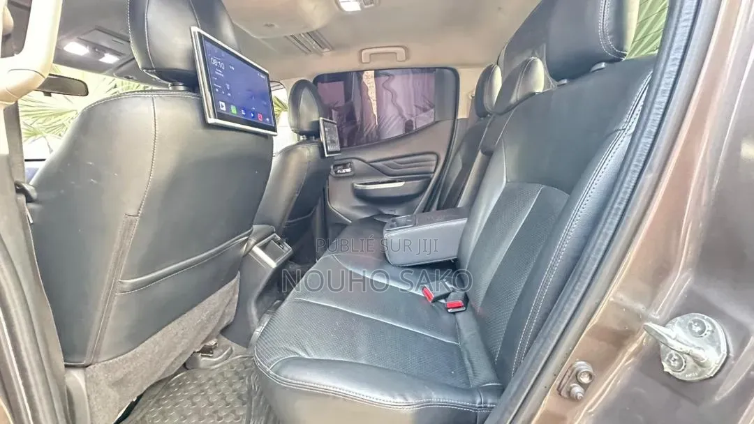 Mitsubishi L200 2022 Gris