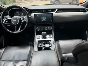 Jaguar F-Pace 2022 Gris