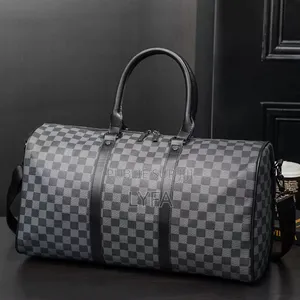 Sacs De Voyage Et De Sport Arborent Un Motif À Carreaux (Damier)