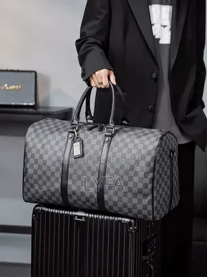 Sacs De Voyage Et De Sport Arborent Un Motif À Carreaux (Damier)