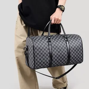 Sacs De Voyage Et De Sport Arborent Un Motif À Carreaux (Damier)