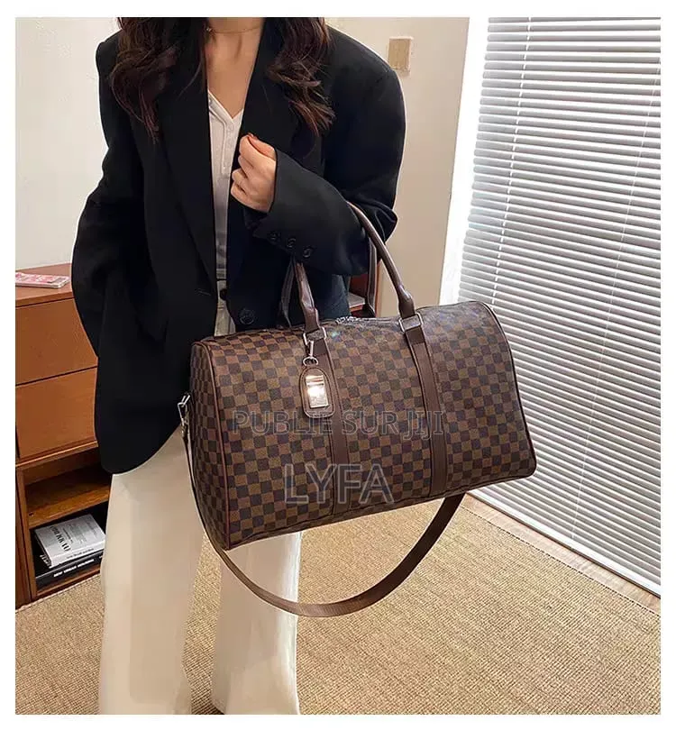 Sacs De Voyage Et De Sport Arborent Un Motif À Carreaux (Damier)