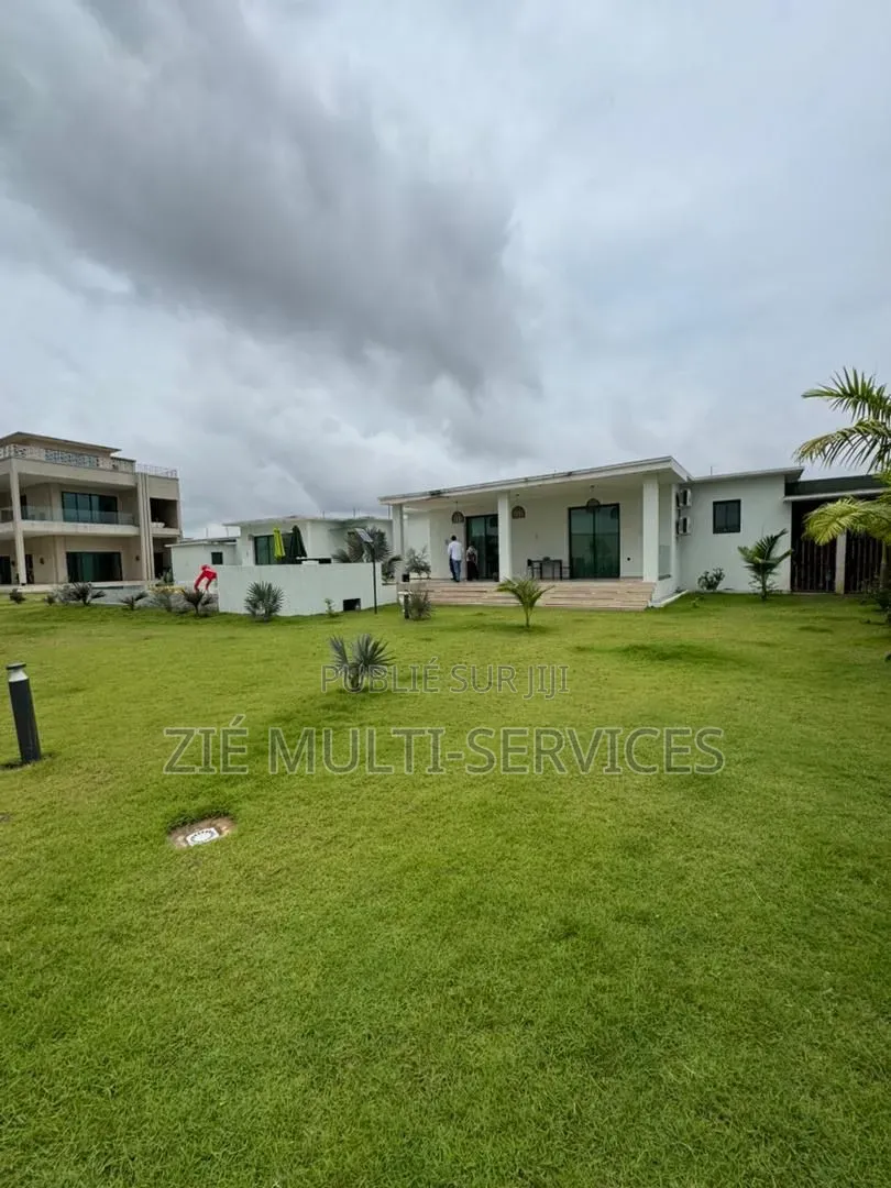 13chbre Villa dans Zié Multi-Service, Cocody à Vendre