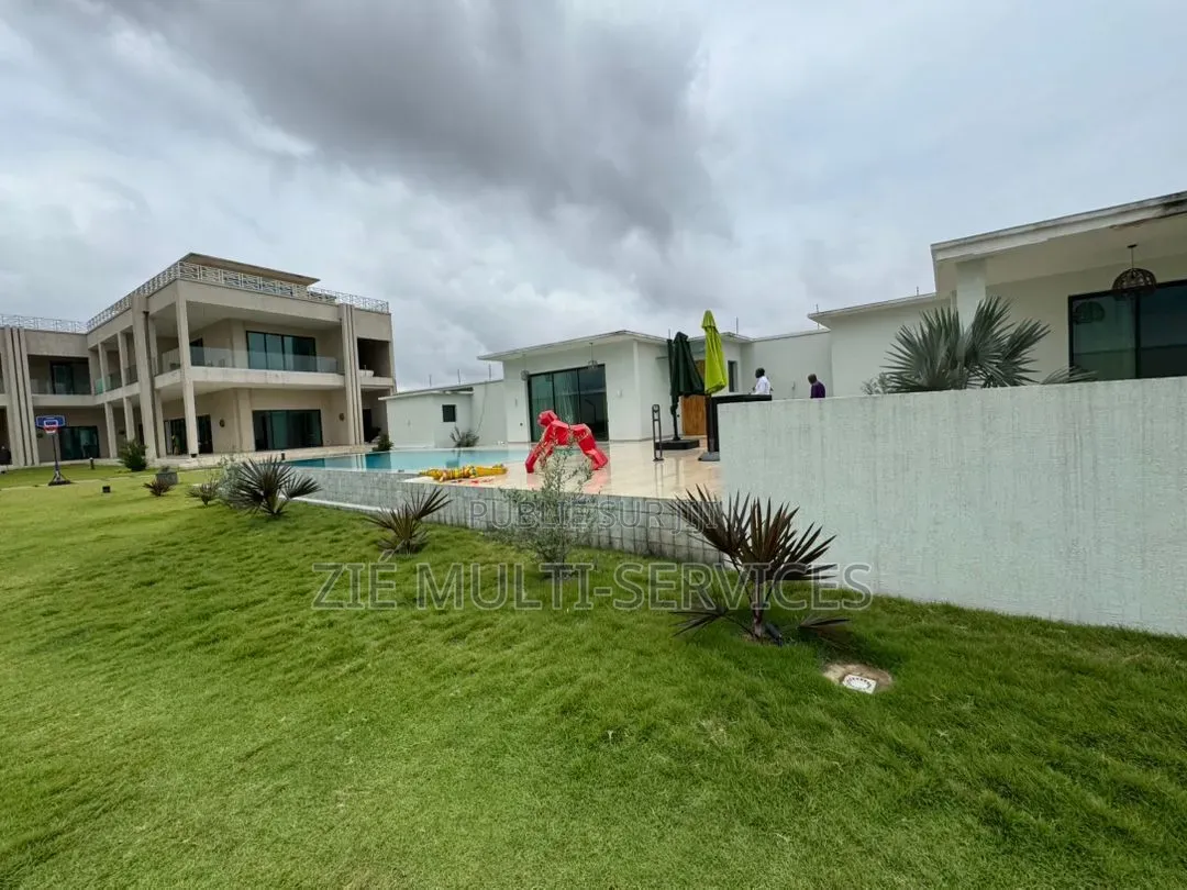 13chbre Villa dans Zié Multi-Service, Cocody à Vendre