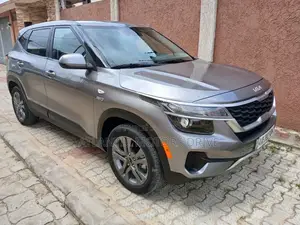 Kia Seltos 2023 Gris