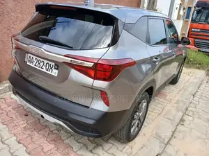 Kia Seltos 2023 Gris
