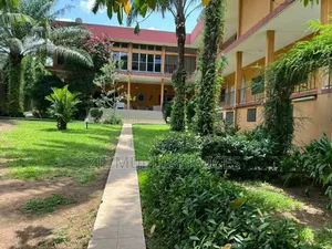 14chbre Villa dans Zié, Cocody à Vendre