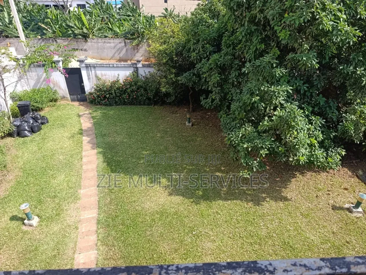 Meublé 8chbre Villa dans Zié Multi-Service, Cocody à Vendre