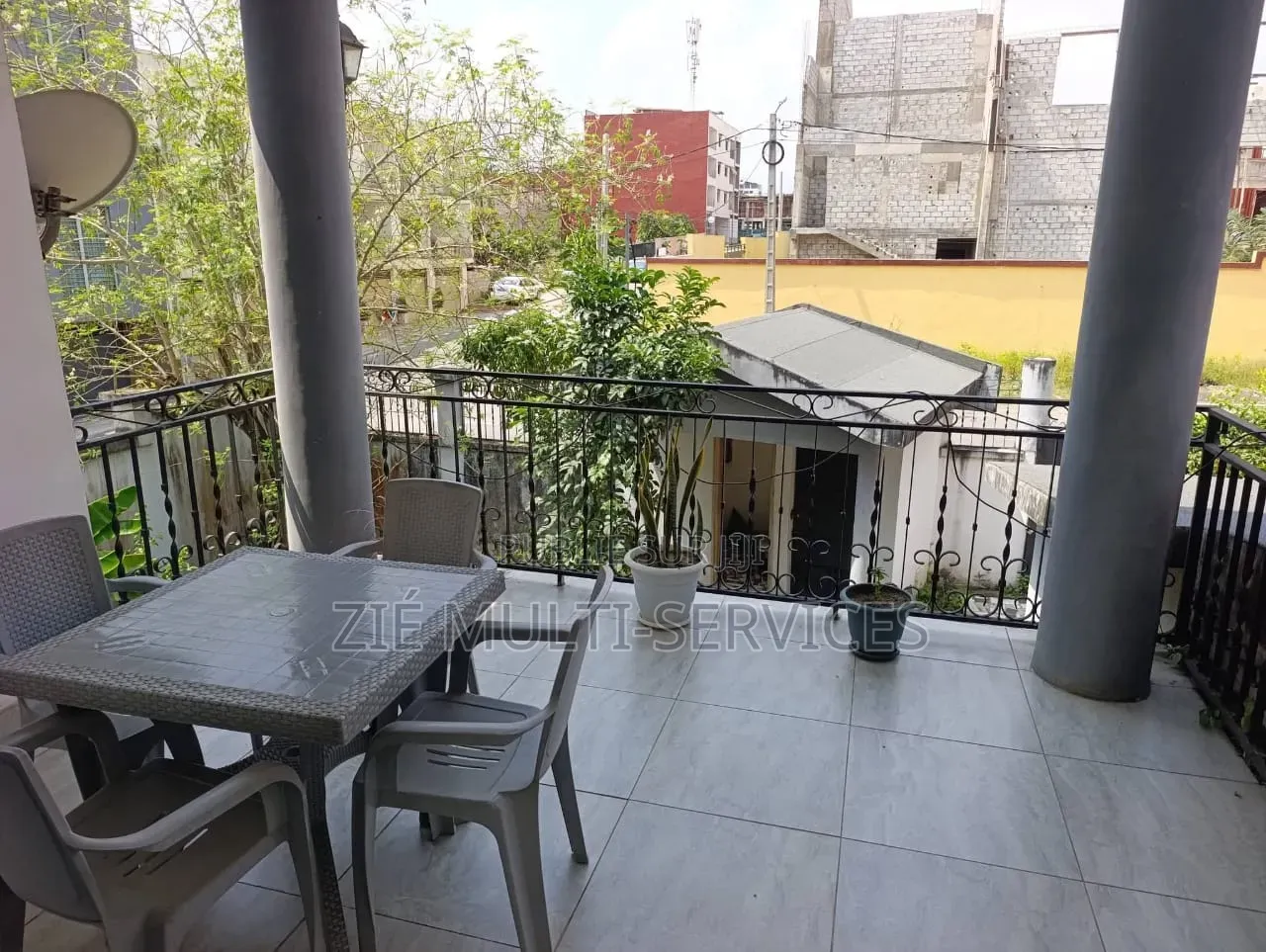 Meublé 8chbre Villa dans Zié Multi-Service, Cocody à Vendre