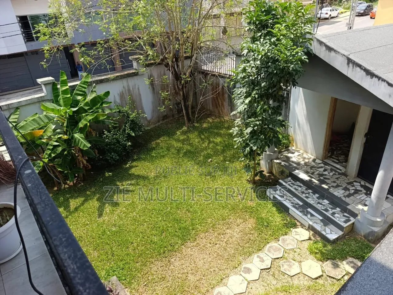 Meublé 8chbre Villa dans Zié Multi-Service, Cocody à Vendre