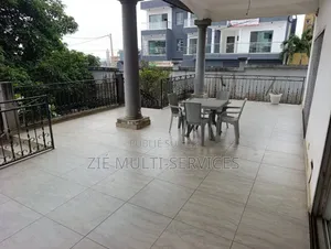 Meublé 8chbre Villa dans Zié Multi-Service, Cocody à Vendre