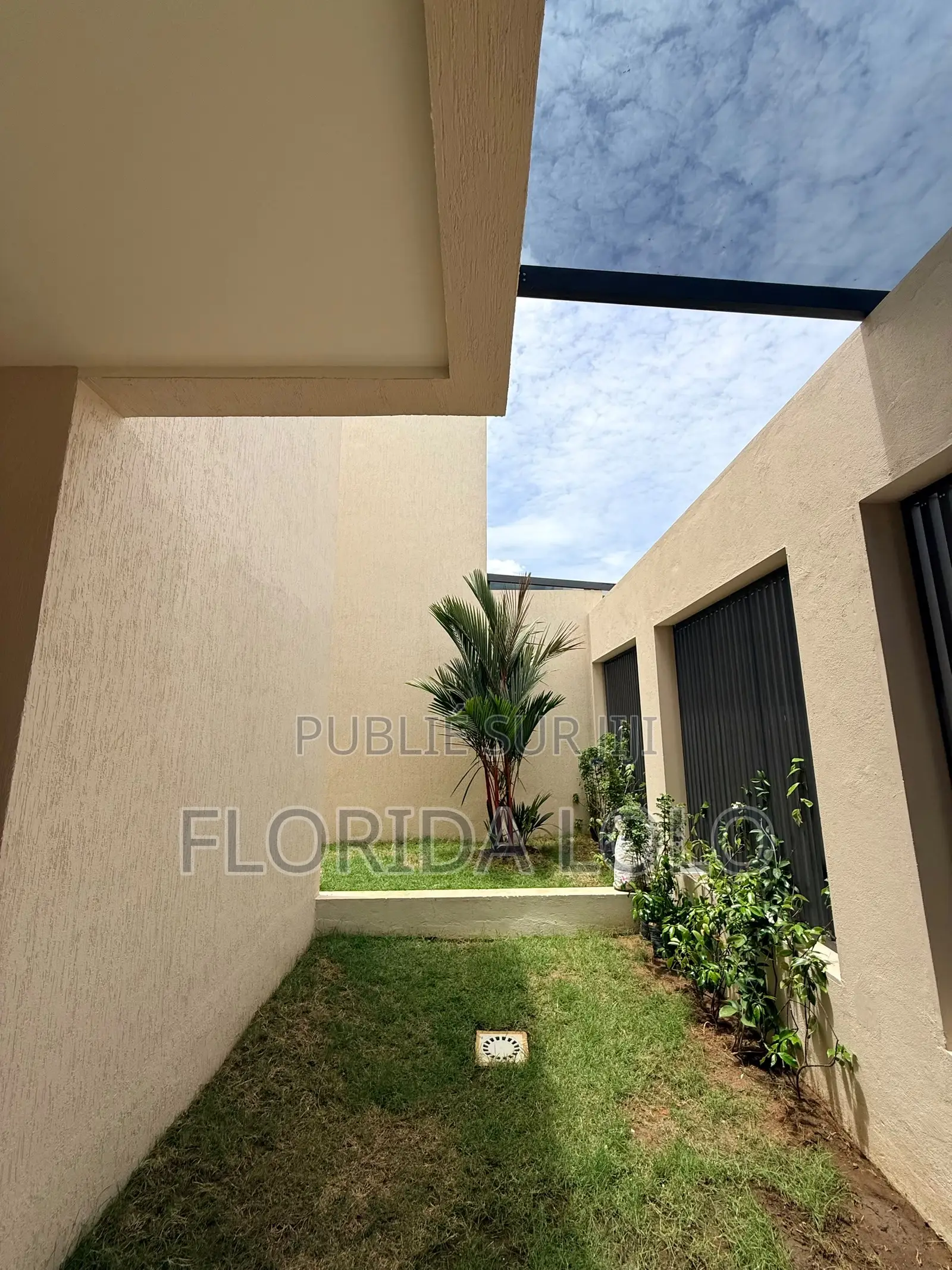 4chbre Duplex dans Florida Lolo, Cocody à Louer