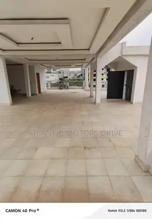 8chbre Villa dans Maison Triplexe, Cocody à Vendre