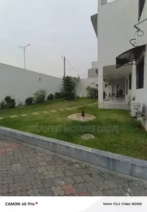 8chbre Villa dans Maison Triplexe, Cocody à Vendre