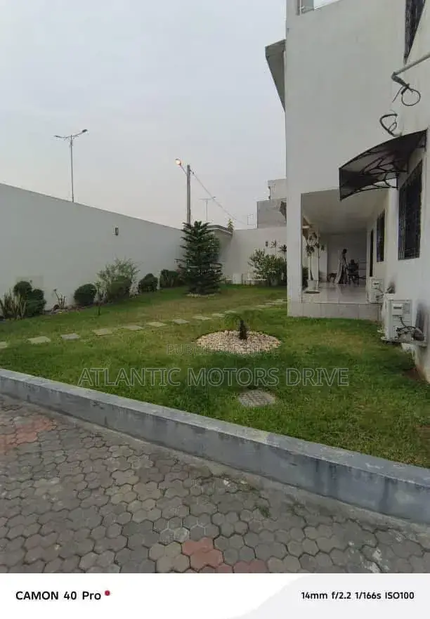 8chbre Villa dans Maison Triplexe, Cocody à Vendre