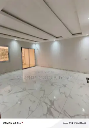 8chbre Villa dans Maison Triplexe, Cocody à Vendre