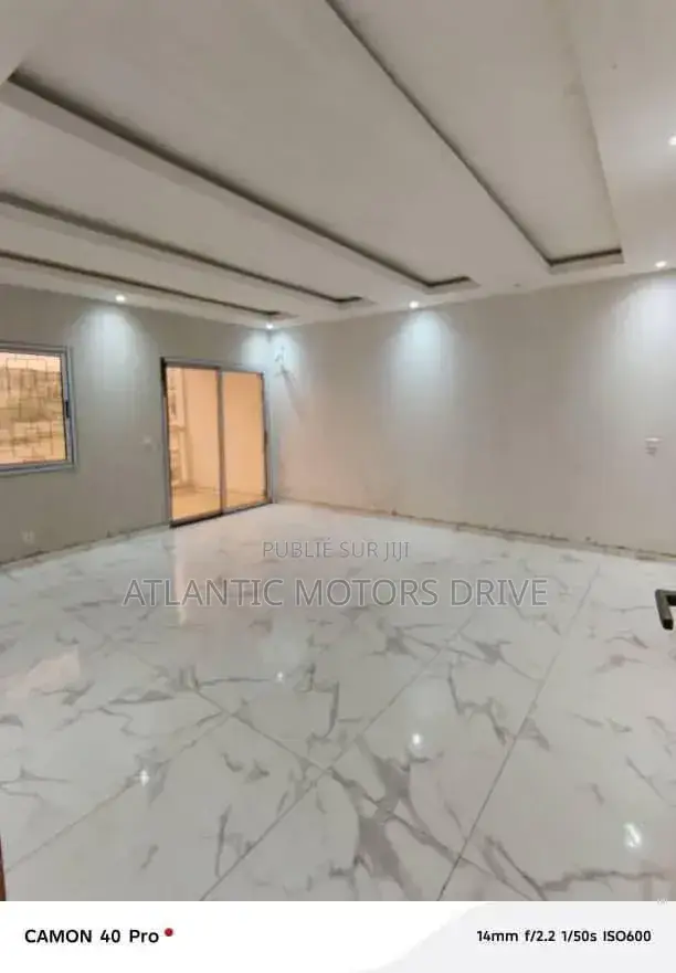 8chbre Villa dans Maison Triplexe, Cocody à Vendre
