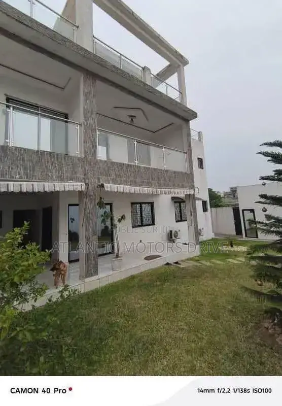 8chbre Villa dans Maison Triplexe, Cocody à Vendre