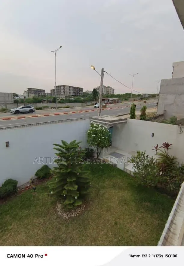 8chbre Villa dans Maison Triplexe, Cocody à Vendre