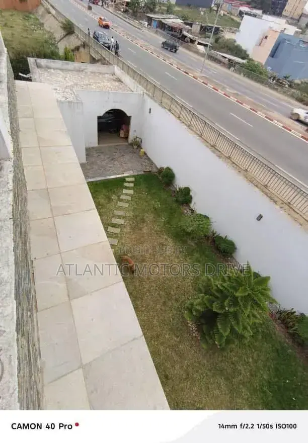 8chbre Villa dans Maison Triplexe, Cocody à Vendre
