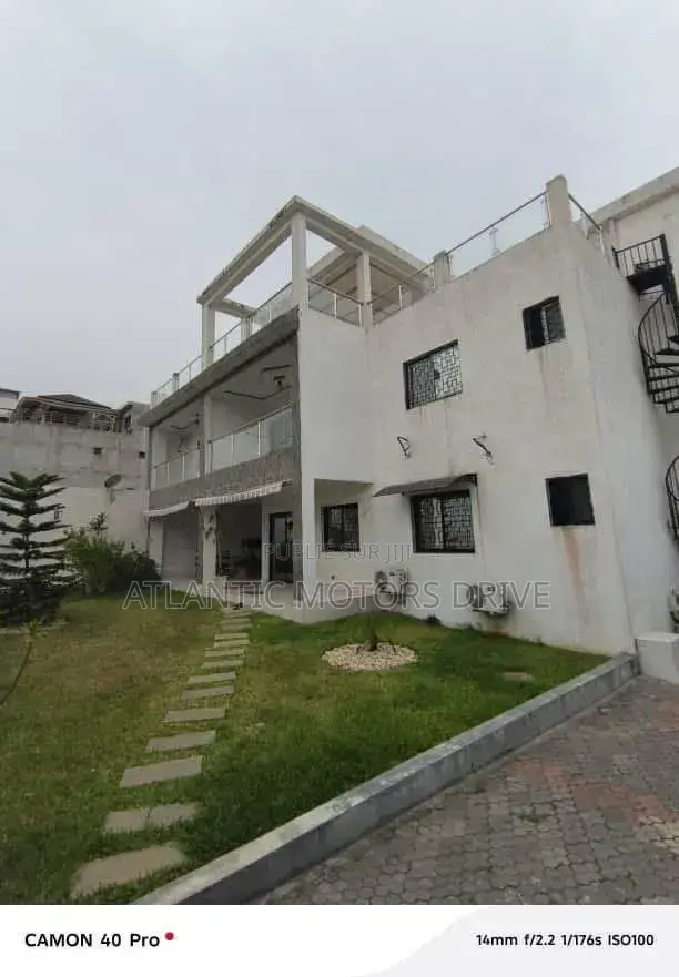 8chbre Villa dans Maison Triplexe, Cocody à Vendre