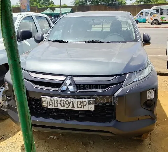 Mitsubishi L200 2020 Gris