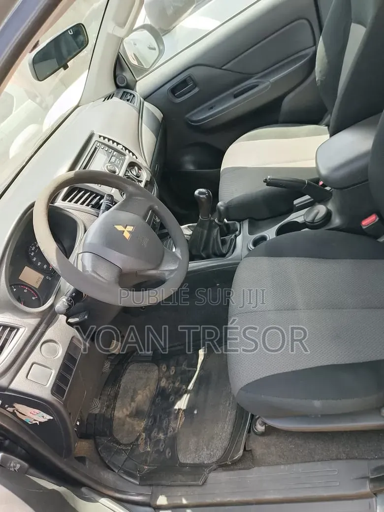 Mitsubishi L200 2020 Gris
