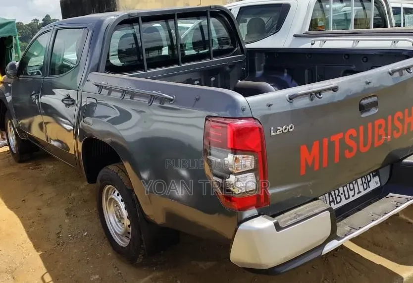 Mitsubishi L200 2020 Gris