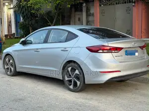 Hyundai Avante 2018 Gris