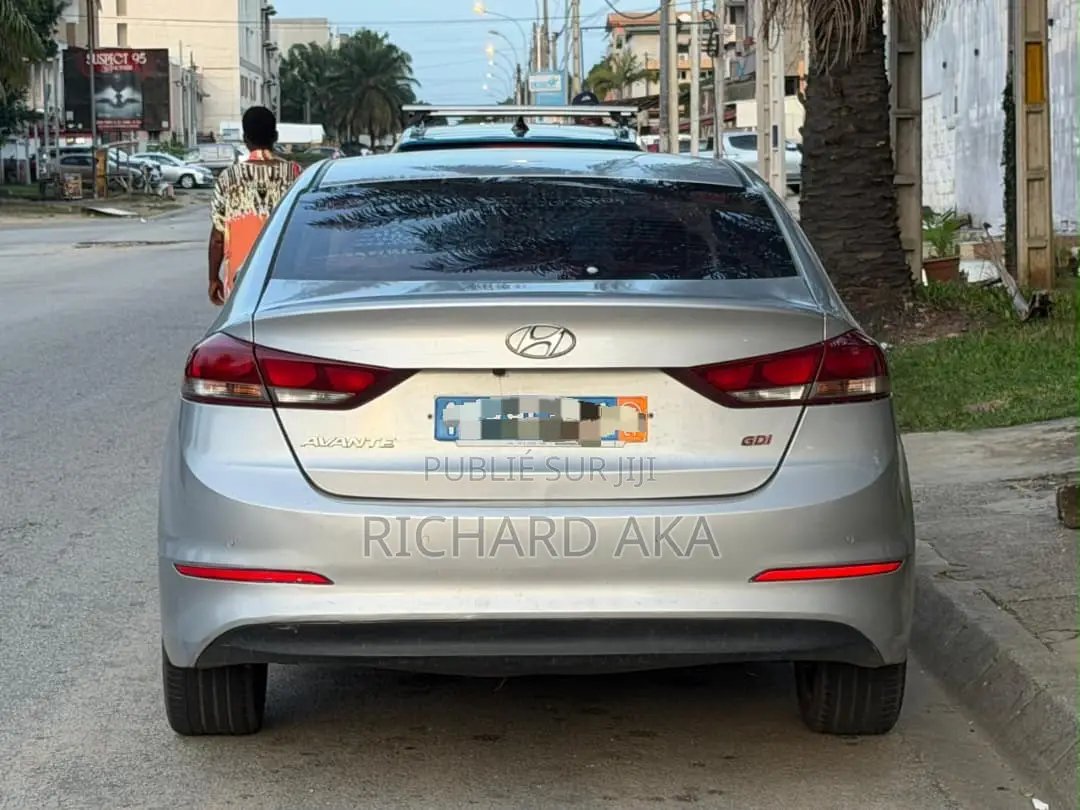 Hyundai Avante 2018 Gris