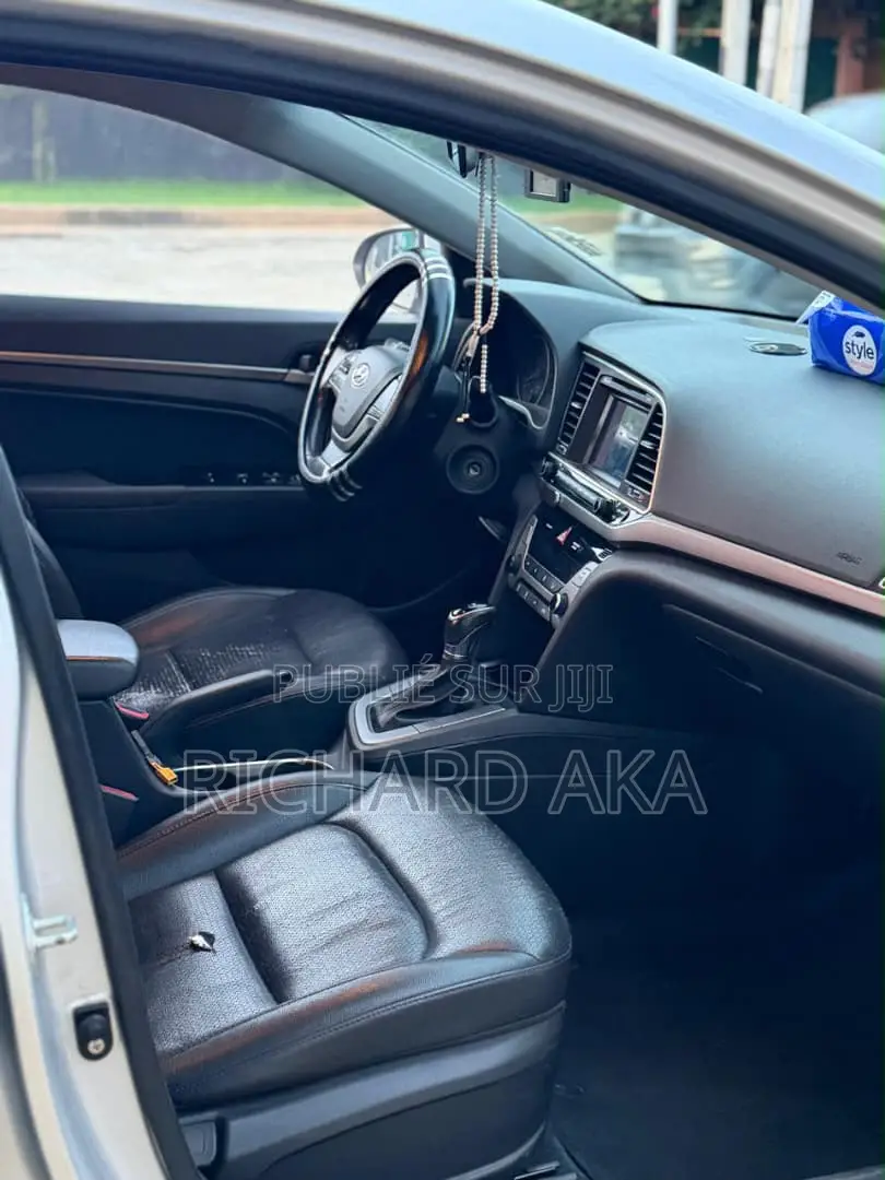 Hyundai Avante 2018 Gris