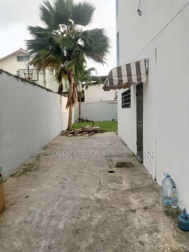 3chbre Villa dans Cocody à Vendre