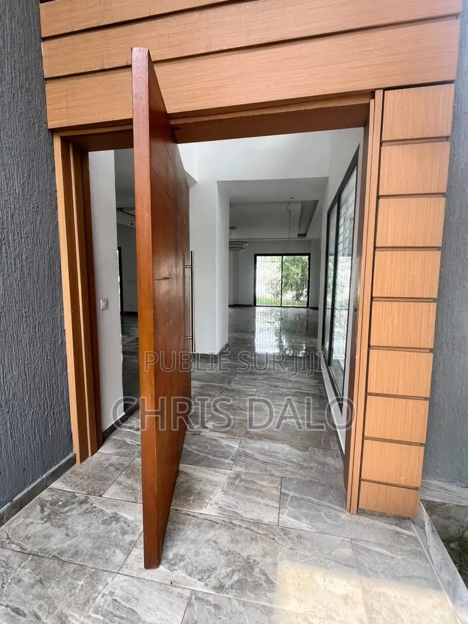 5chbre Duplex dans Djôlo Pierre, Cocody à Louer
