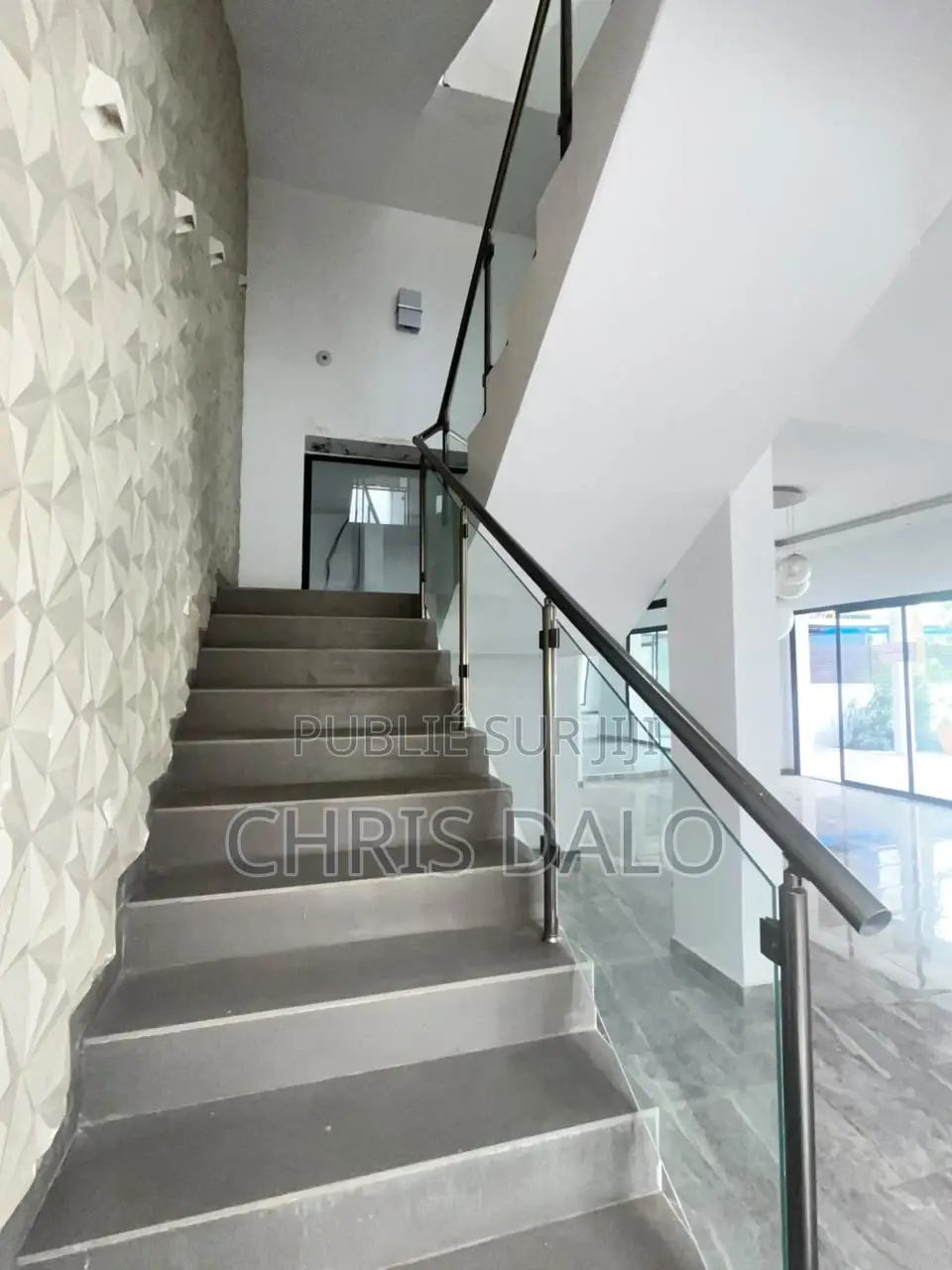 5chbre Duplex dans Djôlo Pierre, Cocody à Louer