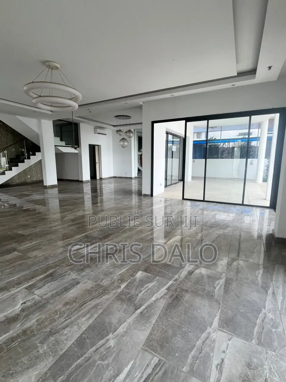 5chbre Duplex dans Djôlo Pierre, Cocody à Louer