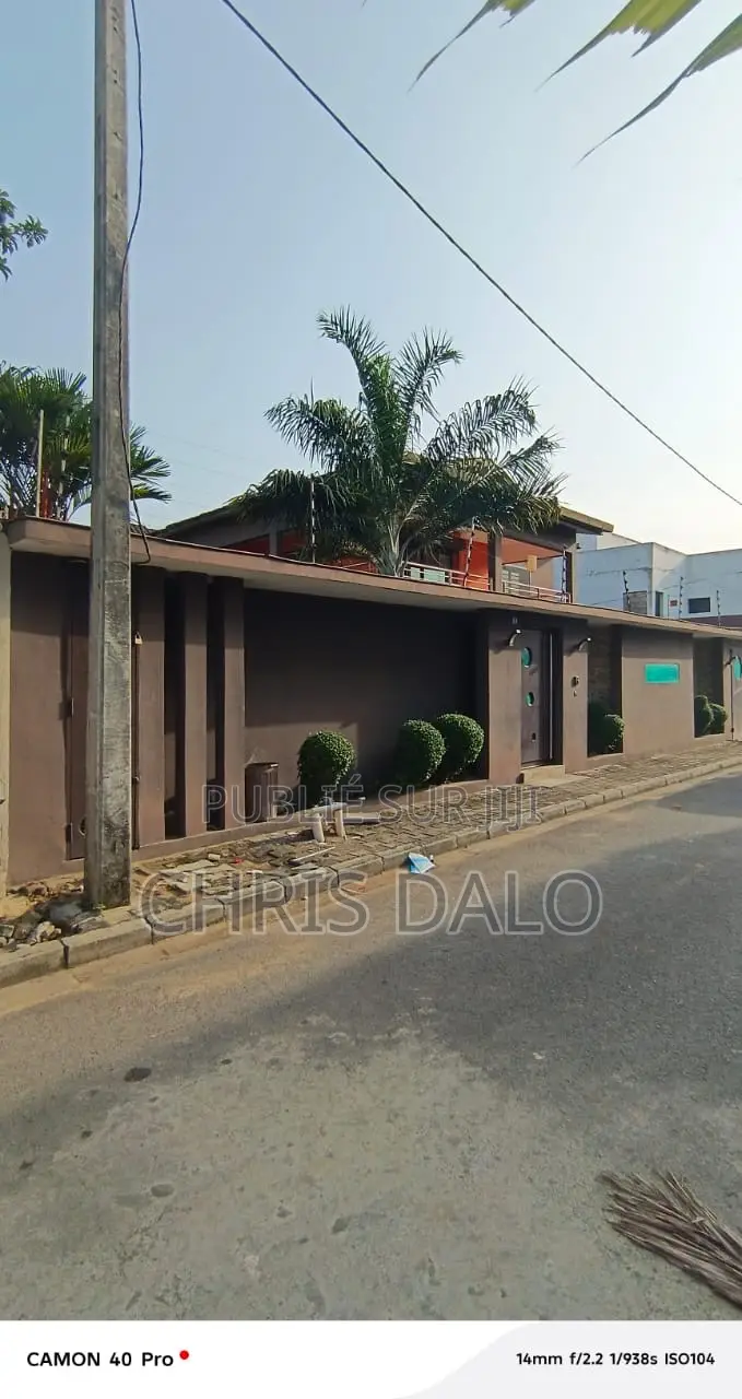 5chbre Duplex dans Dalo Davy Chris, Cocody à Louer