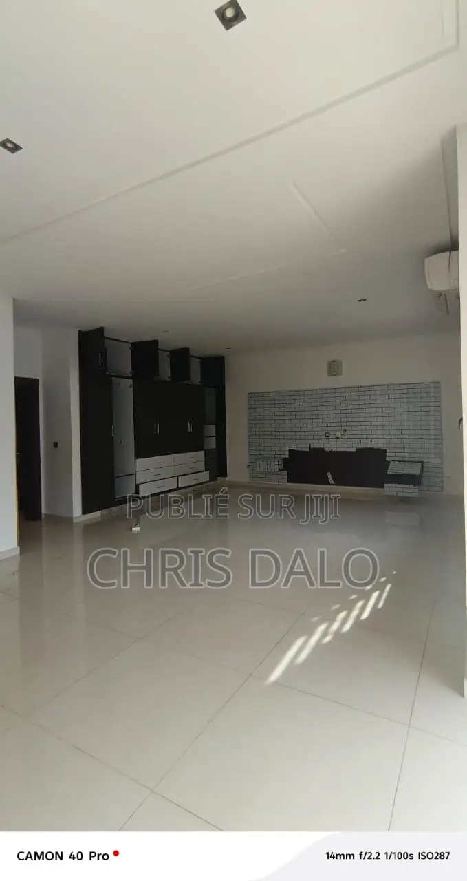 5chbre Duplex dans Dalo Davy Chris, Cocody à Louer