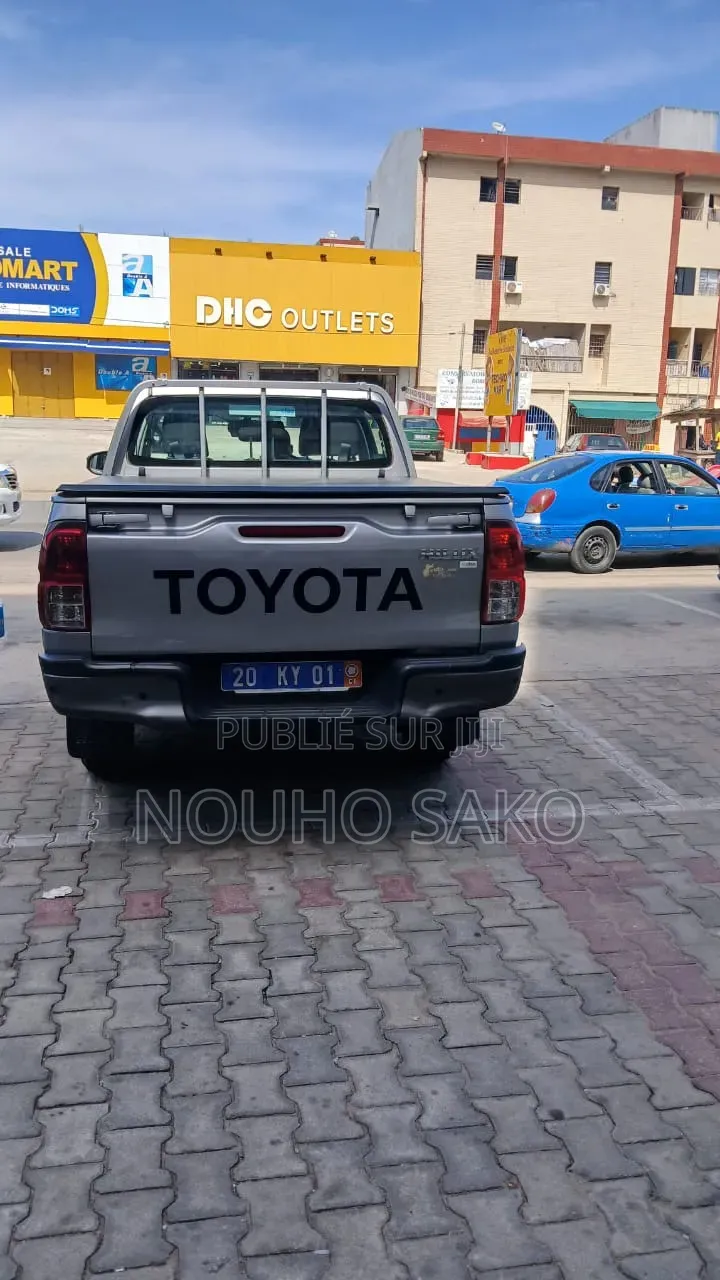 Toyota Hilux 2022 Gris