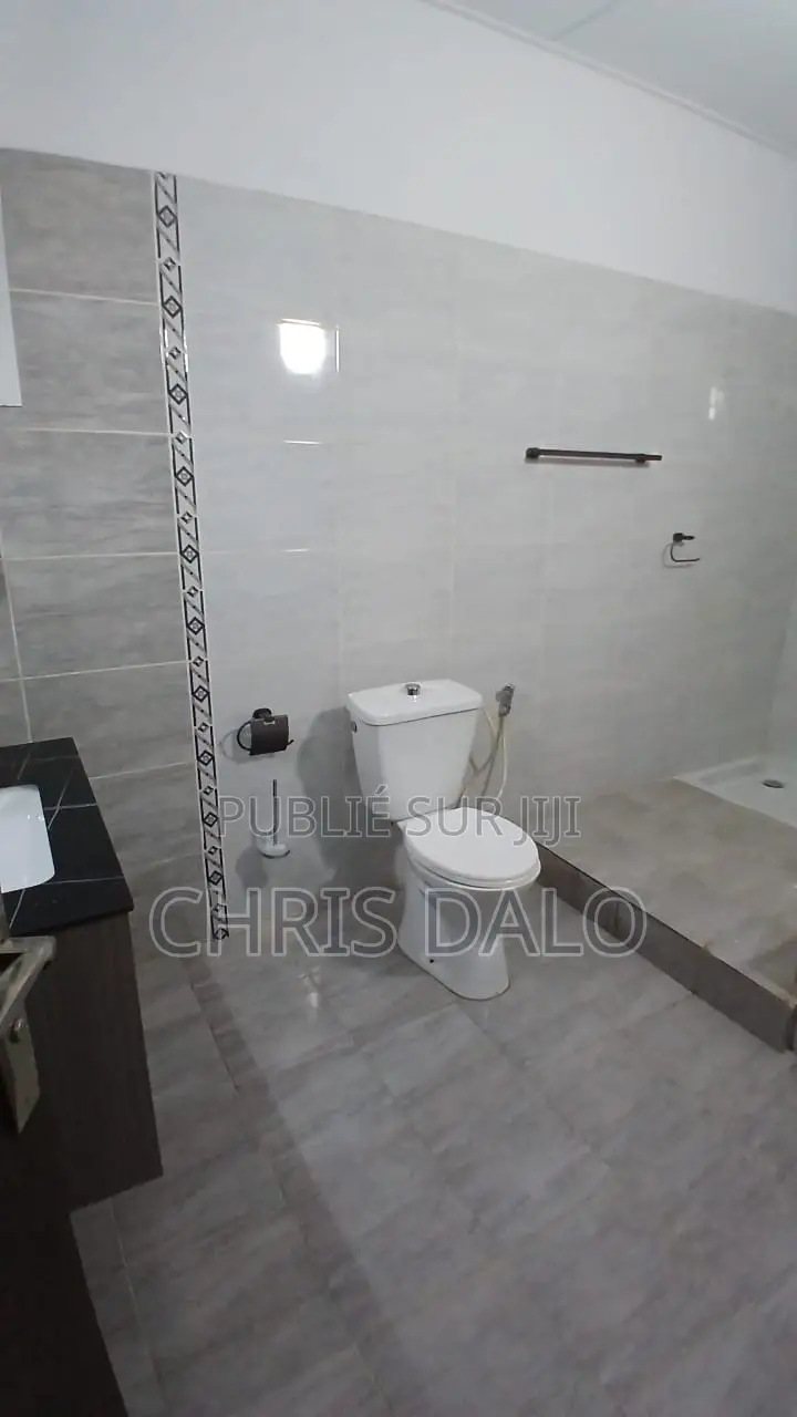 4chbre Duplex dans Dalo Davy Chris, Bingerville à Louer
