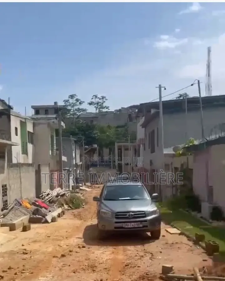 3chbre Villa dans La Terre Immobilière, Cocody à Vendre