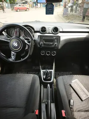Suzuki Swift 2021 Gris