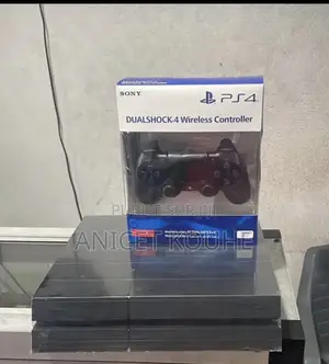 Ps4 Avec Une Manette Et Tout Les Accessoires