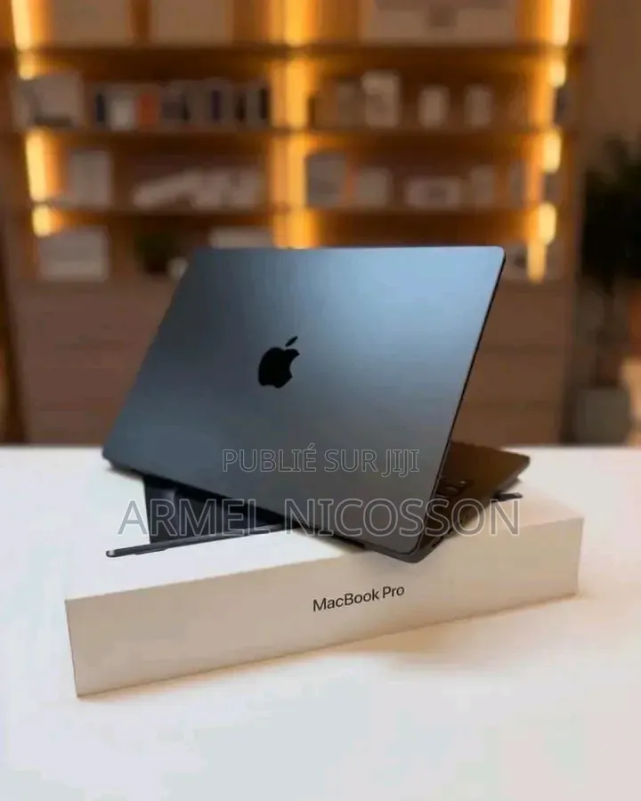 Nouveau Apple MacBook Air 2022 M2 20GB Intel Core i9 HDD 750GB